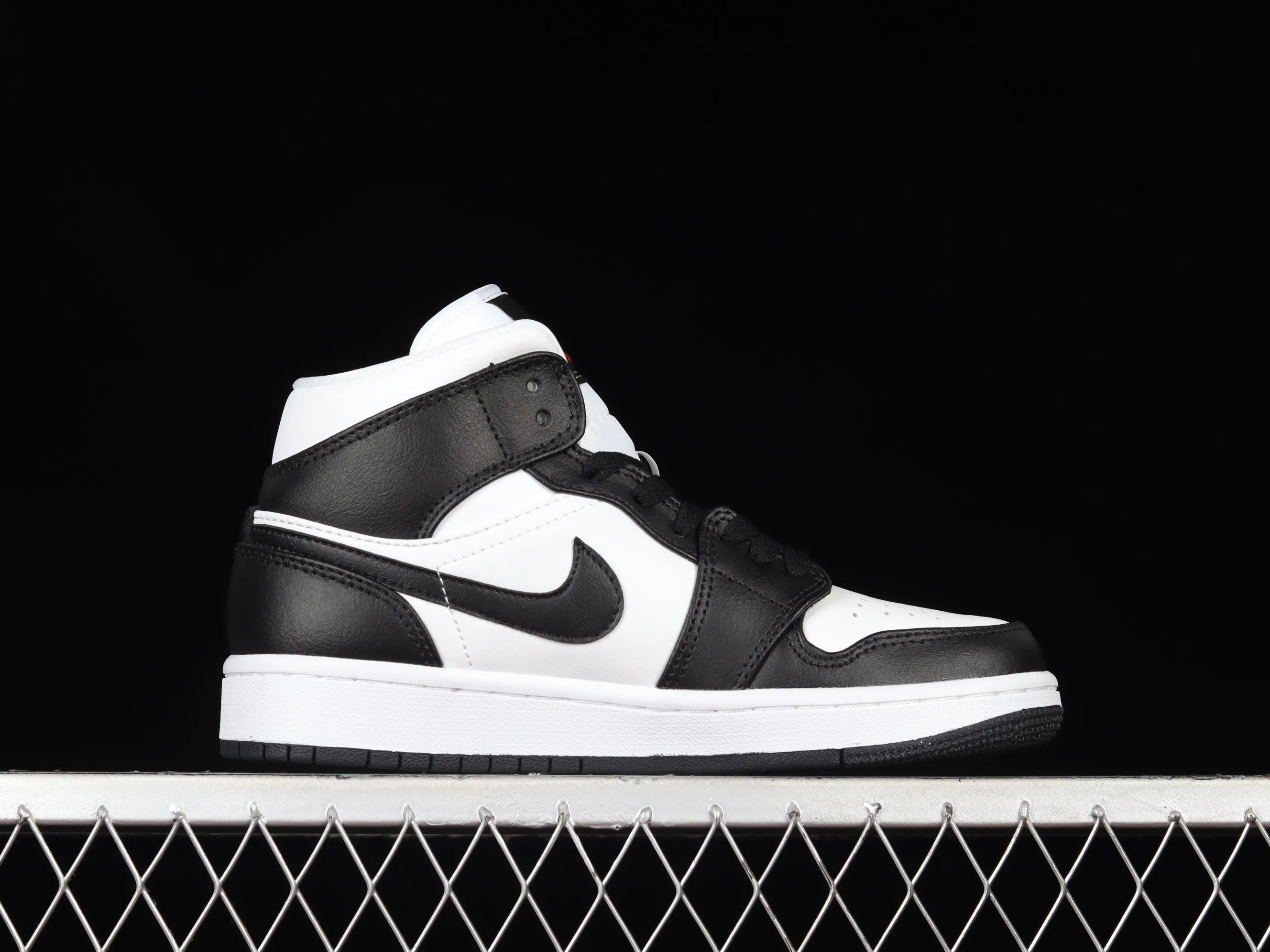 All categories Air Jordan Jordan series basketball shoes Air Jordan 1 Mid Air Jordan 1 Mid AJ1 Joe 1 naked eye 3D black and white Zhongbang basketball shoes DR9495-001